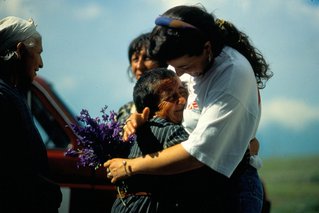 Een dikke knuffel voor onze hulpverlener in Armenië. Foto uit 1995.